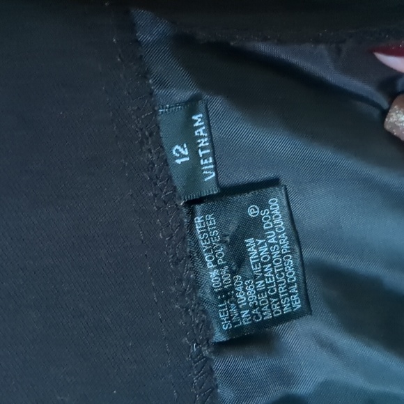 TAHARI* dress suit. Jacket/Pants, both fully lined. Hook/eye closure front. 2pc - Picture 15 of 17